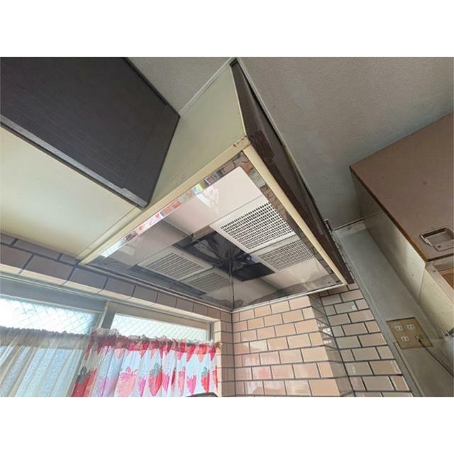 調理の熱気を効率的に排出するレンジフードを設置。窓からの光が差し込む明るいキッチンです。