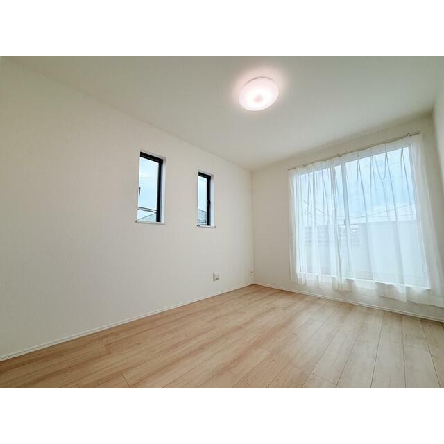 バルコニーへ直接出入りできる洋室。 お部屋からそのまま外へ出られるので、洗濯物を干す際にもスムーズです♪