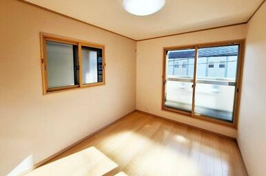 洋室3約6帖：南向きバルコニーに面しており日当り良好です。