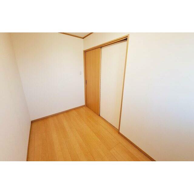 納戸：季節小物や洋服などを収納できる十分なスペースです。