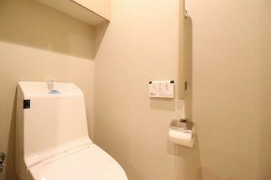 【トイレ】清潔で快適に使える、脱臭機能もついた温水洗浄機能付暖房便座♪衛生的でいつでも気持ちよく使っ