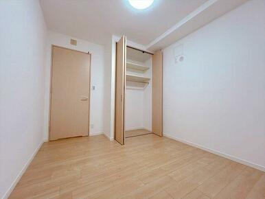 「西側洋室」約５．５帖のお部屋です。