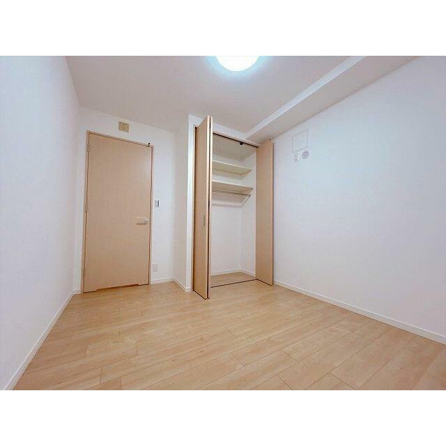 「西側洋室」約５．５帖のお部屋です。