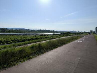 多摩川のサイクリングロード徒歩５分！