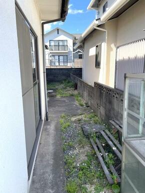 東側