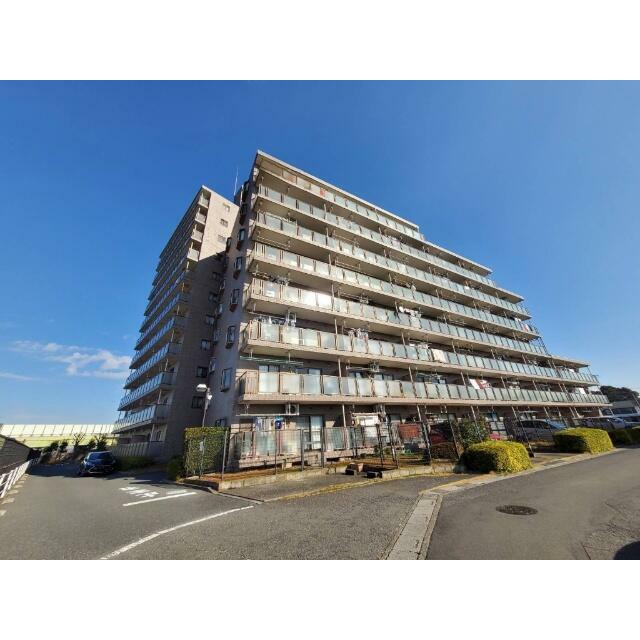 落ち着いたブラウンタイルに身をつつんだ重厚なたたずまい