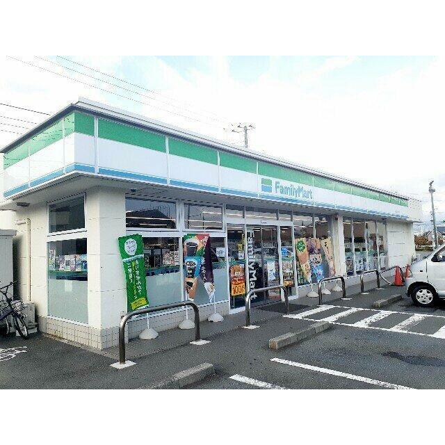 ファミリーマート　富士岩松店まで700m
