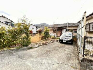 2台駐車可能な土間スペース。植栽を植えたり、家庭菜園を楽しめるエリアもございます。