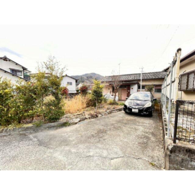 2台駐車可能な土間スペース。植栽を植えたり、家庭菜園を楽しめるエリアもございます。