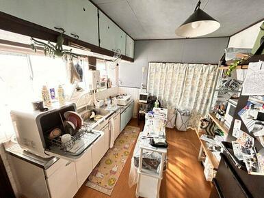 奥行きと幅のあるダイニングスペース。家具の配置次第でダイニングテーブルの設置も可能です。