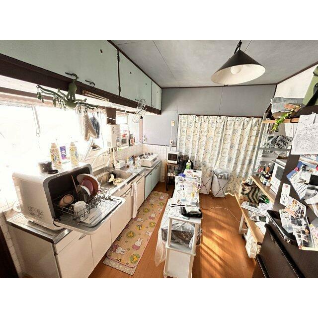 奥行きと幅のあるダイニングスペース。家具の配置次第でダイニングテーブルの設置も可能です。