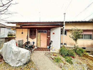 玄関前のスペースは接道までフラット。すぐ近くまで車やバイクを寄せることができ、雨の日でも安心です♪