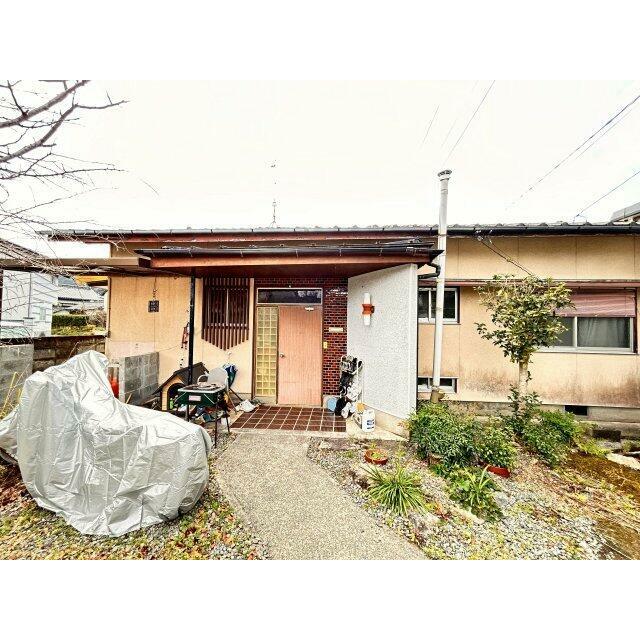 玄関前のスペースは接道までフラット。すぐ近くまで車やバイクを寄せることができ、雨の日でも安心です♪