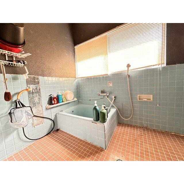 洗い場が広く明るいお風呂です。ペットのケアや大きな汚れ物洗浄などに便利な広さです♪
