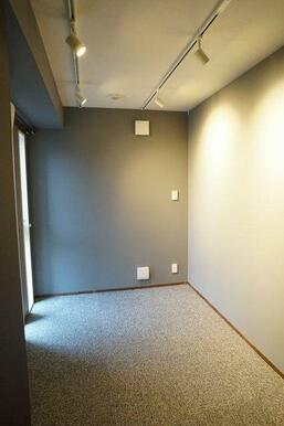 玄関側のサービスルームはカーペット貼りです。