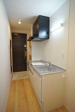 キッチン　洋室からみた眺めです。手前キッチン横が冷蔵庫スペースとなっております！