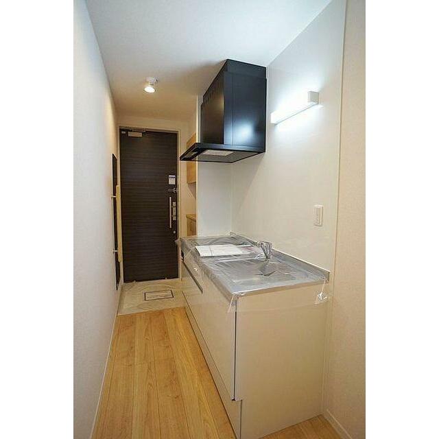 キッチン　洋室からみた眺めです。手前キッチン横が冷蔵庫スペースとなっております！