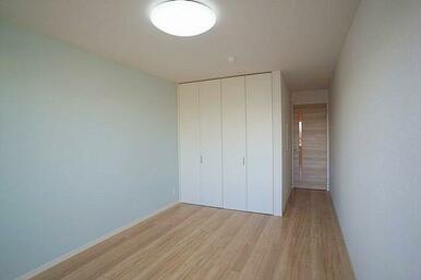 洋室（９．５帖）照明付き