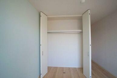 洋室にはハンガーパイプ付きのクローゼットがございます。