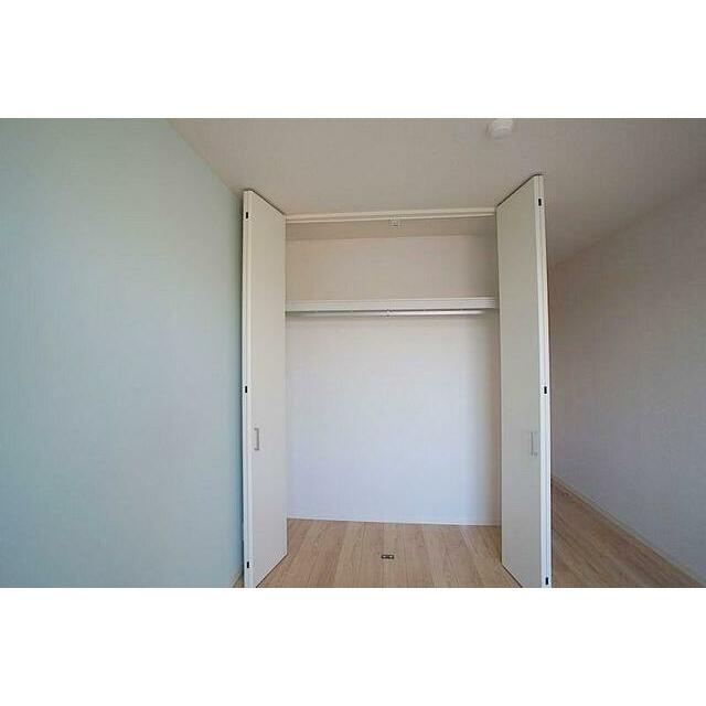 洋室にはハンガーパイプ付きのクローゼットがございます。