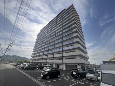 沖野上町に位置する3LDKのマンション。日々の生活に便利な立地が魅力です。小学校までは徒歩約9分と通学