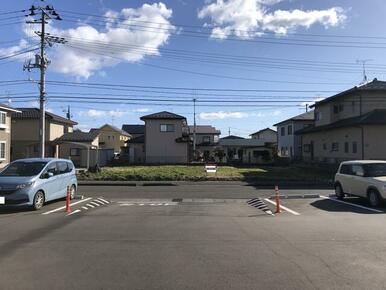 物件前道路向いの「いとうハートクリニック」様からのＡ区画・Ｂ区画全景