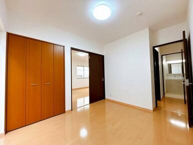 一階洋室から廊下とLDKに繋がっております