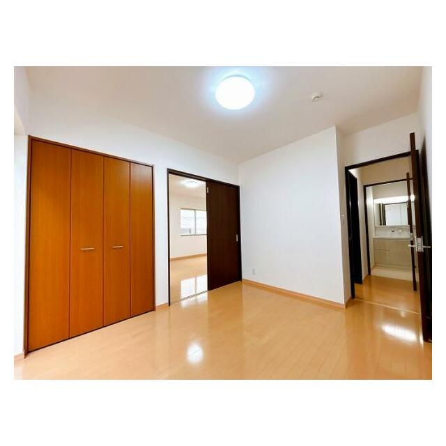 一階洋室から廊下とLDKに繋がっております