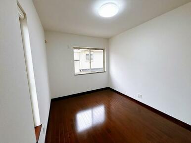 二階東側の洋室です