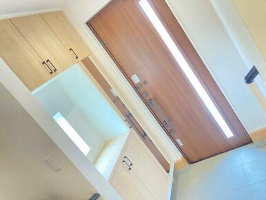 姿見ミラー付き下駄箱のある玄関