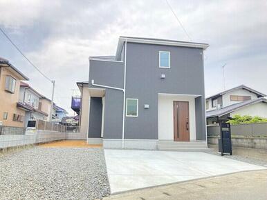 砂利敷き部分も使用すれば、３台の駐車が可能（※車種により）