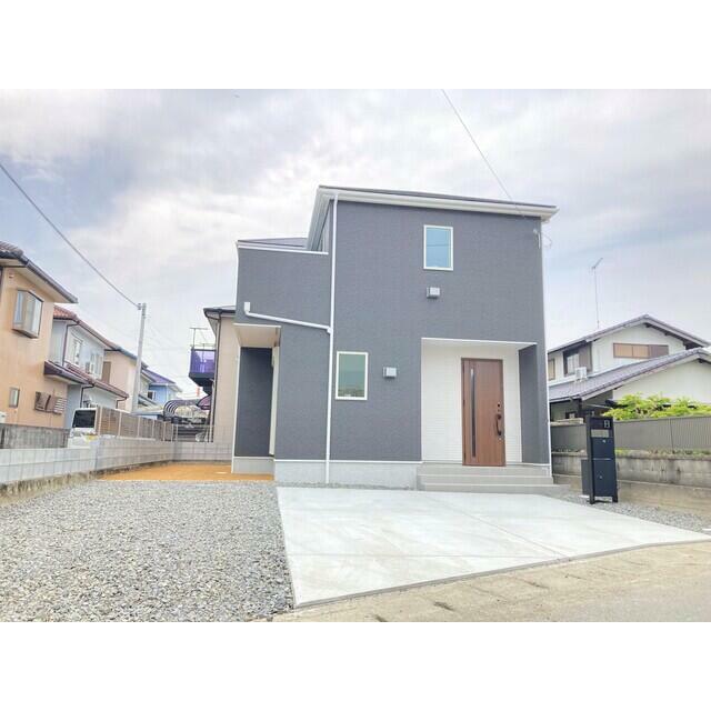 砂利敷き部分も使用すれば、３台の駐車が可能（※車種により）