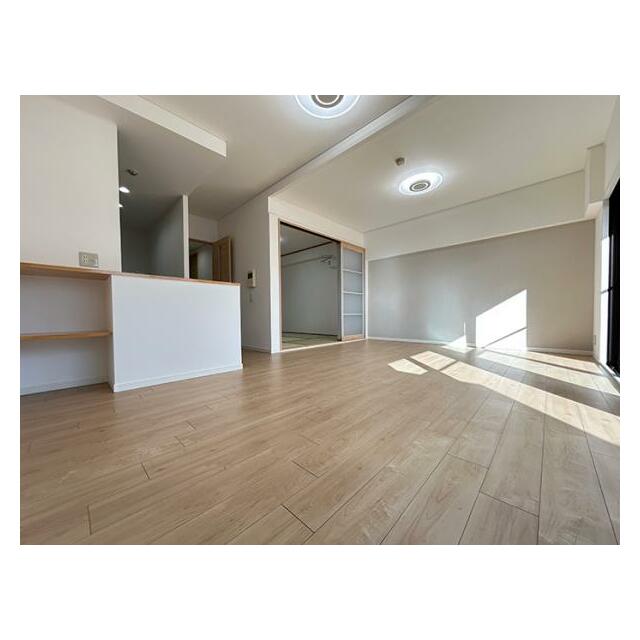 「LDK」照明器具も一新しており、真新しいお部屋で新生活をスタートさせていただけます