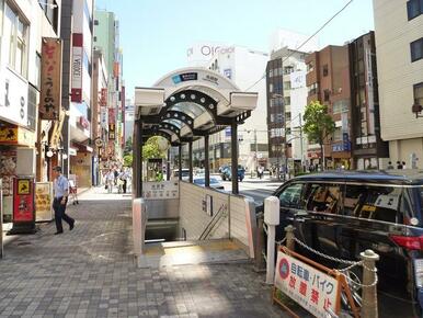 事務所からすぐの地下道、駅へ直結です