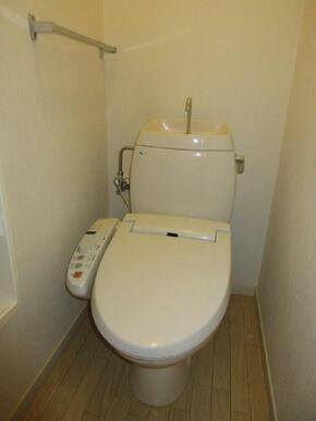 温水洗浄機能付トイレです！とても便利な設備ですね♪