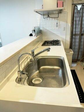 キッチン横には便利な勝手口付き