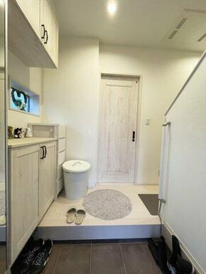 ホワイトを基調とした玄関