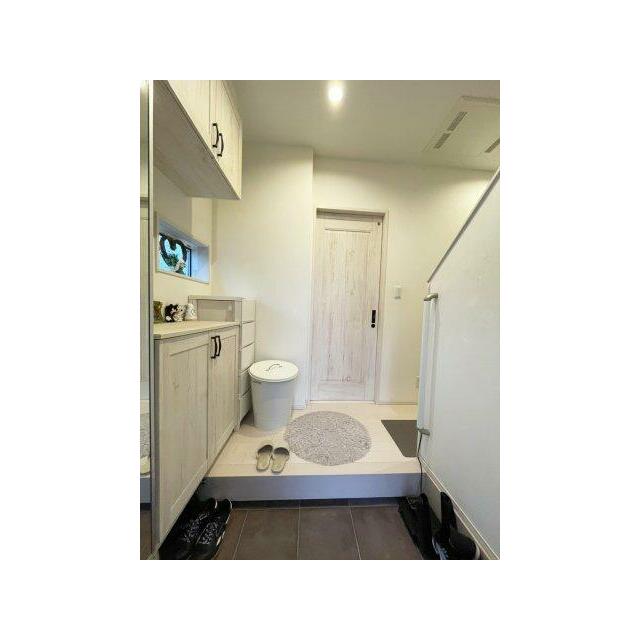 ホワイトを基調とした玄関