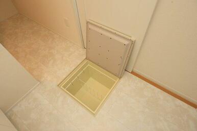 床下収納付きのキッチン（施工例）