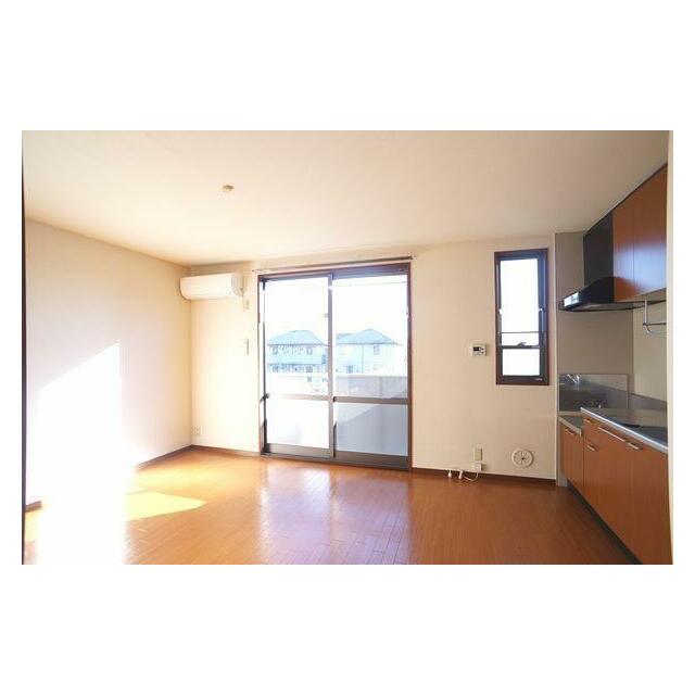【ＬＤＫ】１０，６帖です。エアコン、室内洗濯物干し≪ホスクリーン≫、キッチン、クッションフロア。