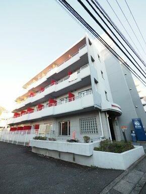 シンプルで落ち着いたデザインの外観です