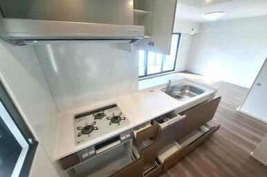 キッチンはうれしい食洗機付き。また足元の収納は、出し入れがしやすいスライドタイプです。