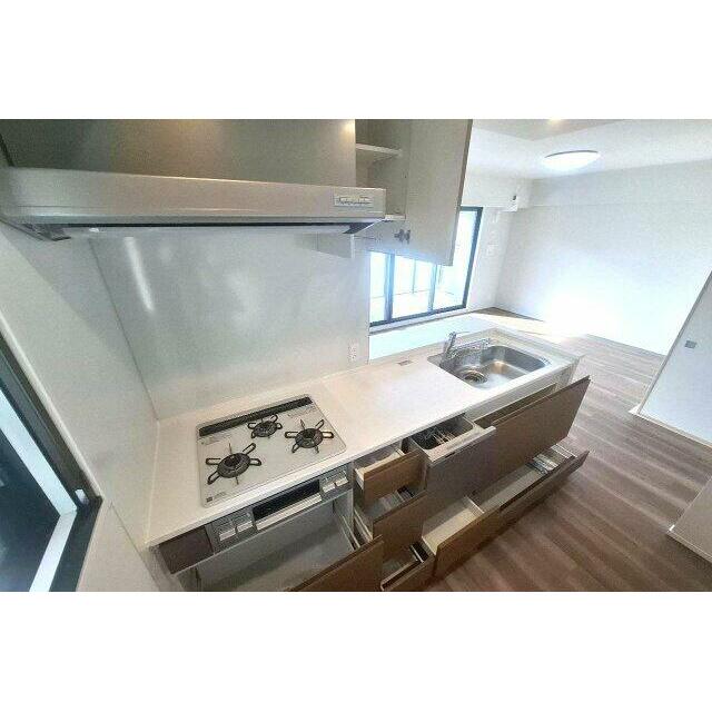 キッチンはうれしい食洗機付き。また足元の収納は、出し入れがしやすいスライドタイプです。