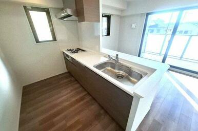 シンク前がすっきりとしたオープンキッチン。またダイニングキッチンは窓付きで明るく風通りも良好です。