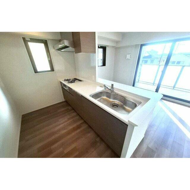 シンク前がすっきりとしたオープンキッチン。またダイニングキッチンは窓付きで明るく風通りも良好です。