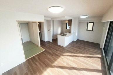 約16.7帖の広々LDK。家族みんながのびのび寛げるゆとりの空間です。