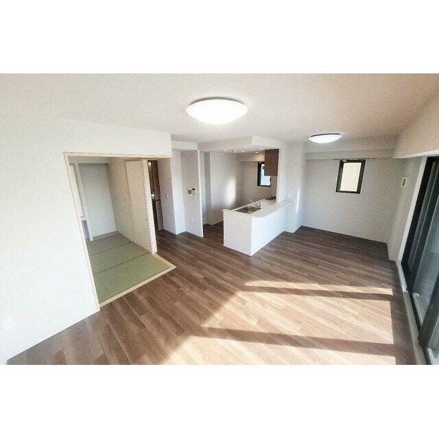 約16.7帖の広々LDK。家族みんながのびのび寛げるゆとりの空間です。