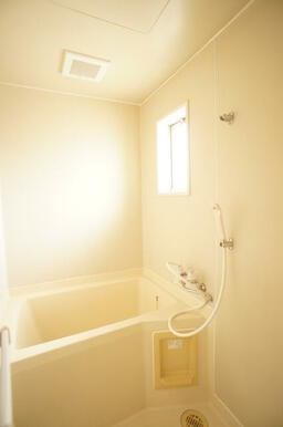 浴室には窓もあるので湿気対策の換気もばっちり！！