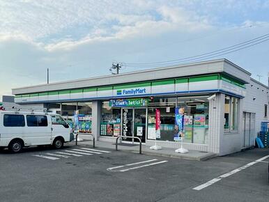 ファミリーマート　苫小牧澄川町店／徒歩９分