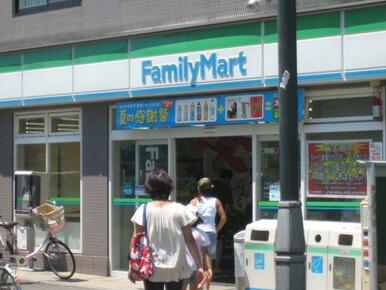 ファミリーマート豊島園駅前店